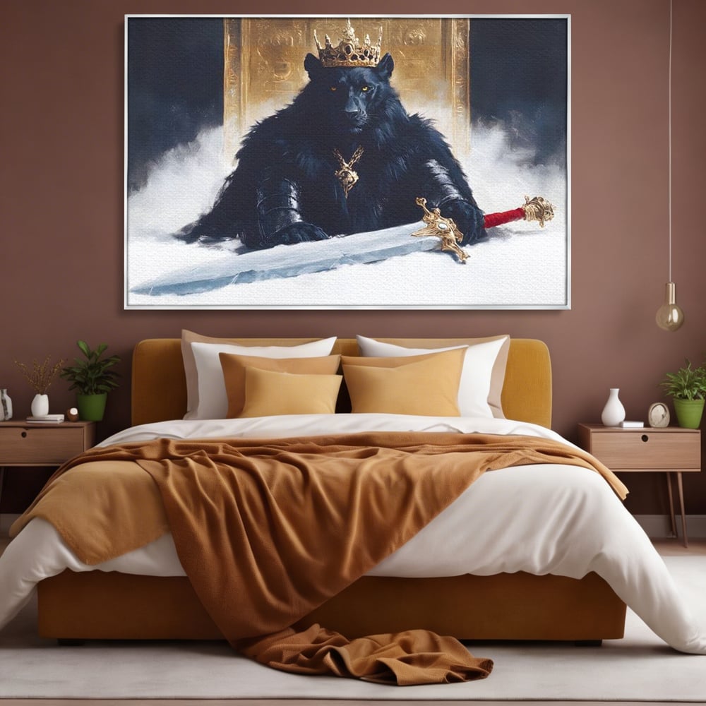 Tablou canvas cu tablou canvas cu pantera rege pe tron, in rama de aluminiu argintiu, pe perete intr-un dormitor